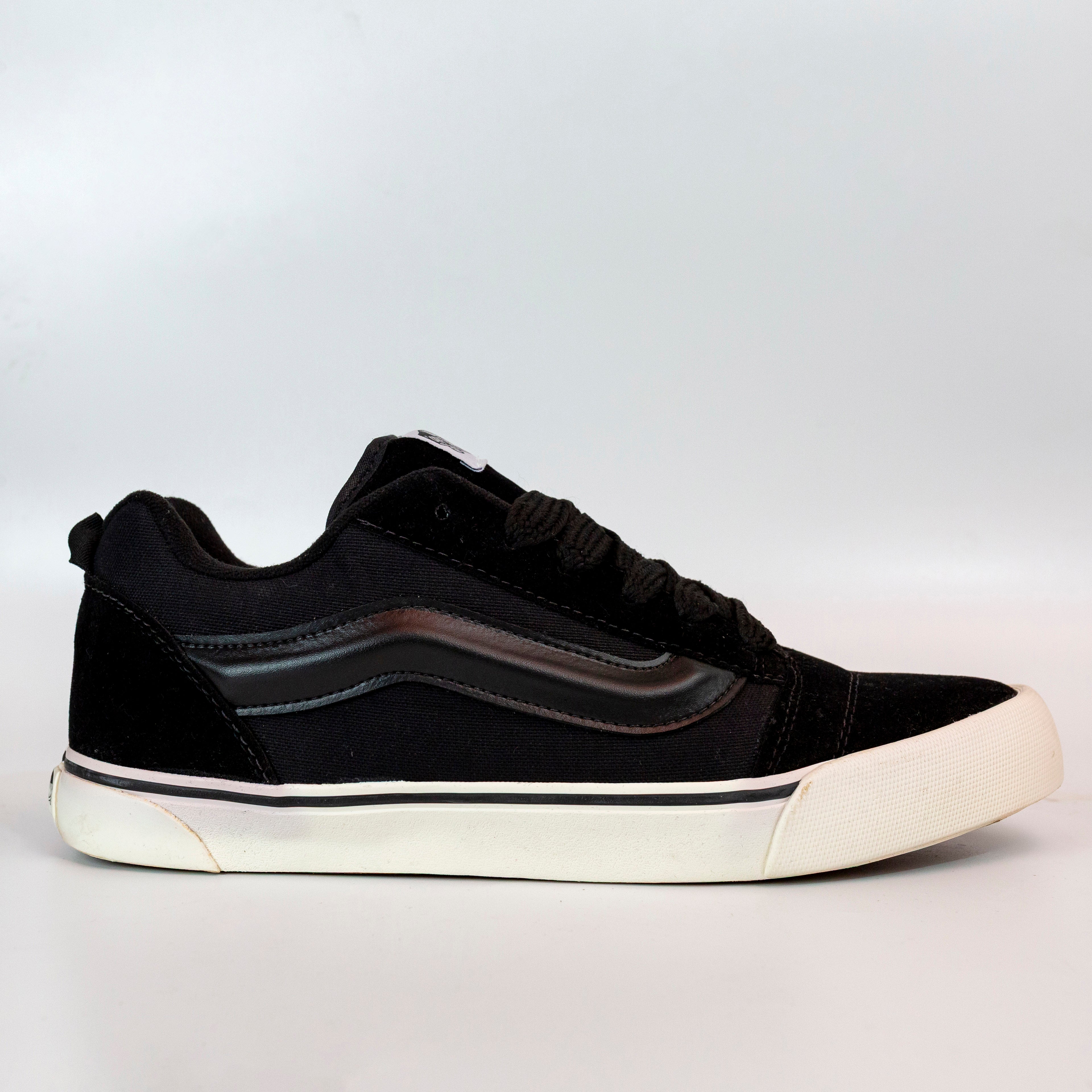 Tênis KNU Skool Preto e Off White